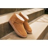 Dearfoams Women’s Fireside Bathurst – Genuine Shearling Water Resistant Durable Memory Foam Slipper(Chestnut)